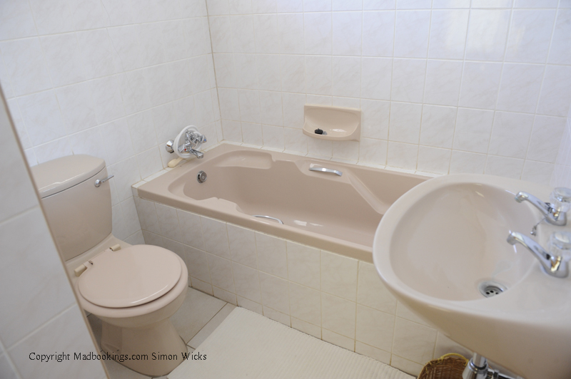 Quinta Safari House Buitepos Namibia en-suite bathroom bathtub toilet