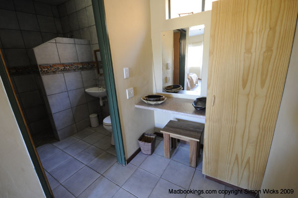 Hammerstein Lodge Namib Desert en-suite bathroom