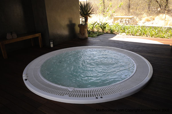 Mokuti Lodge Etosha Namibia jacuzzi